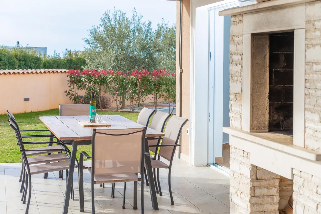 4-Bedroom Villa with Heated Pool near Pula