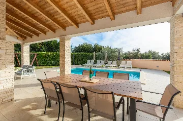 4-Bedroom Villa with Heated Pool near Pula