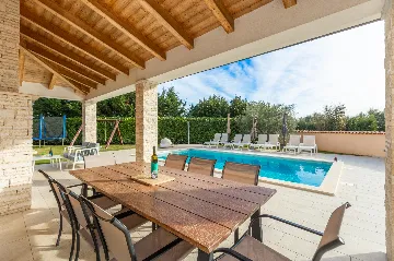 4-Bedroom Villa with Heated Pool near Pula