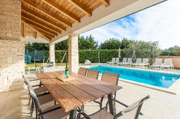 4-Bedroom Villa with Heated Pool near Pula