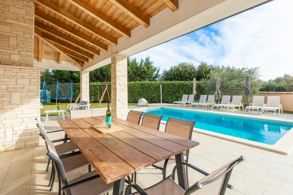 4-Bedroom Villa with Heated Pool near Pula