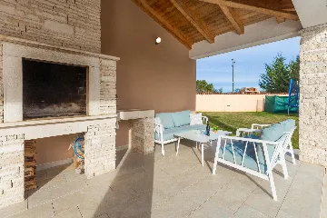 4-Bedroom Villa with Heated Pool near Pula