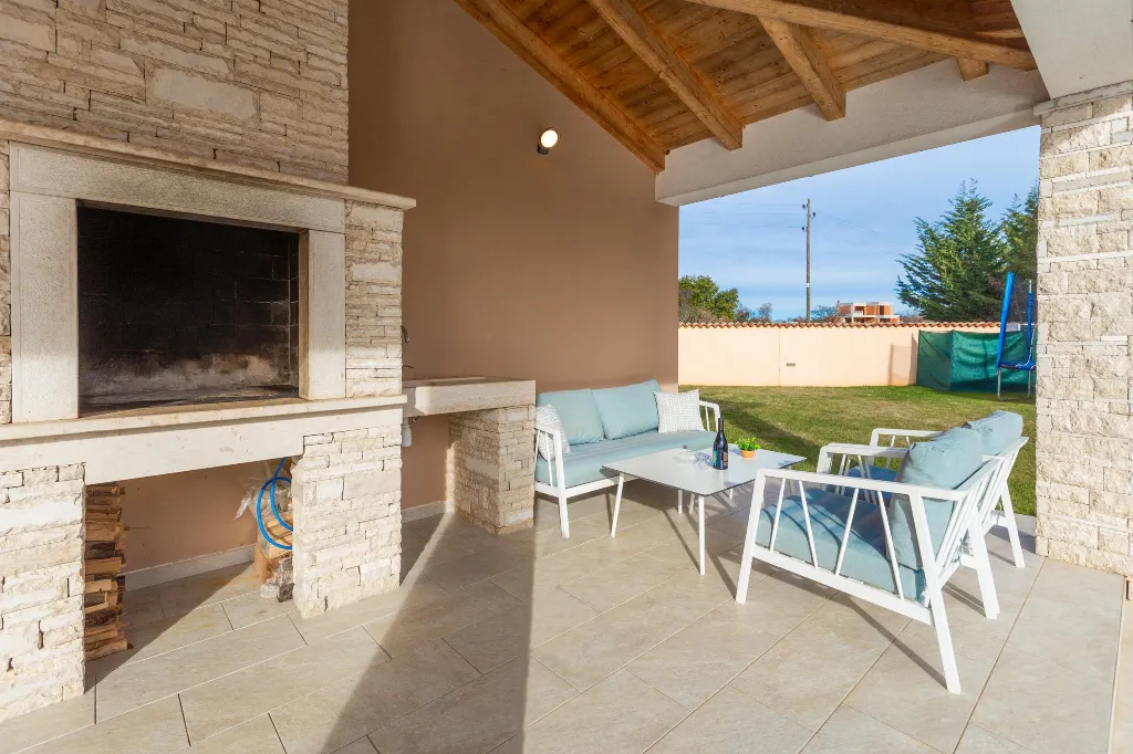 4-Bedroom Villa with Heated Pool near Pula