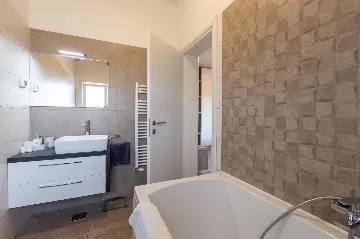 4-Bedroom Villa with Heated Pool near Pula