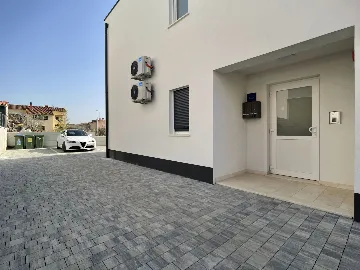 Pula Apartment for 5 Guests with Balcony