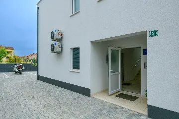Pula Apartment for 5 Guests with Balcony