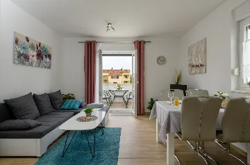 Pula Apartment for 5 Guests with Balcony