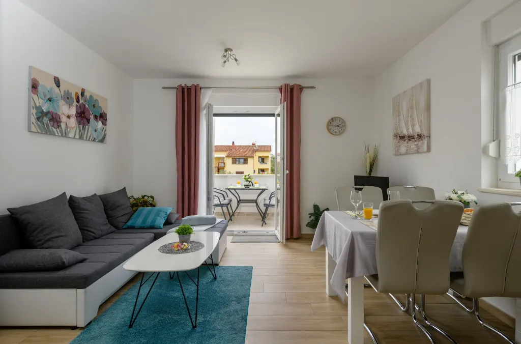 Pula Apartment for 5 Guests with Balcony