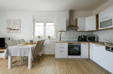 Pula Apartment for 5 Guests with Balcony