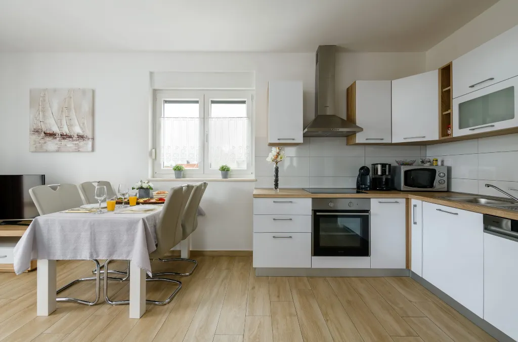 Pula Apartment for 5 Guests with Balcony
