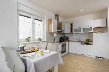 Pula Apartment for 5 Guests with Balcony