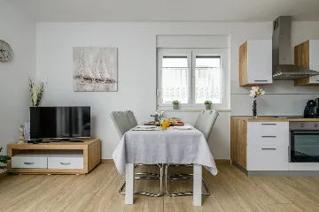 Pula Apartment for 5 Guests with Balcony