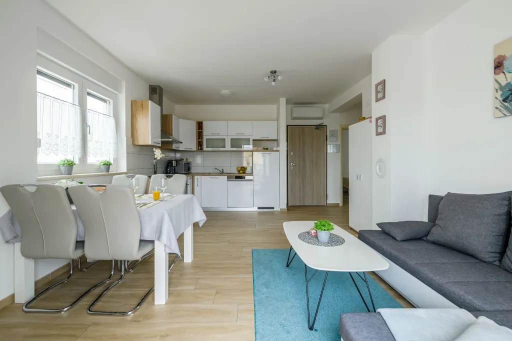 Pula Apartment for 5 Guests with Balcony