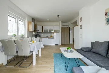 Pula Apartment for 5 Guests with Balcony