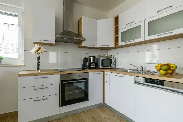 Pula Apartment for 5 Guests with Balcony