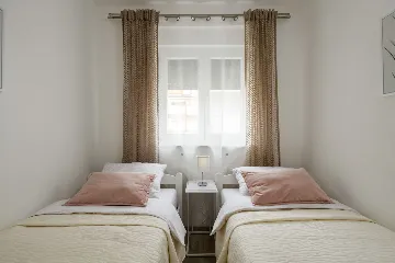 Pula Apartment for 5 Guests with Balcony