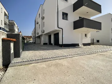 Pula Apartment for 5 Guests with Balcony