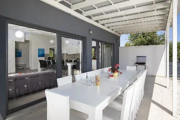 Pula Villa for 12 Guests with Pool & Sauna