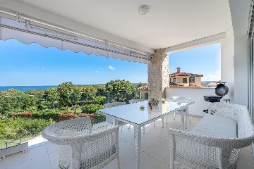 Apartment in Pula (Štinjan) with Sea View