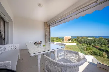 Apartment in Pula (Štinjan) with Sea View