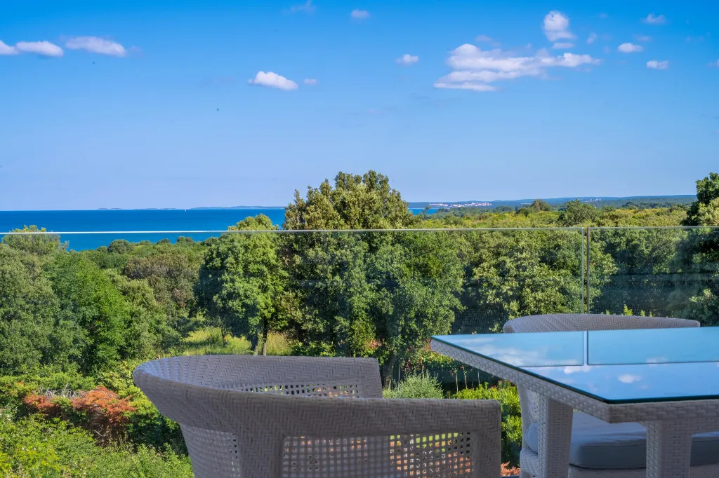 Apartment in Pula (Štinjan) with Sea View