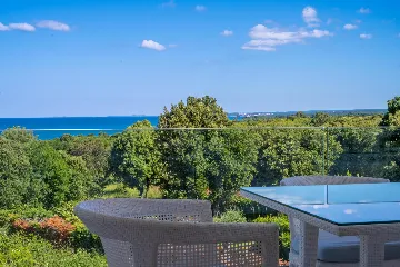 Apartment in Pula (Štinjan) with Sea View