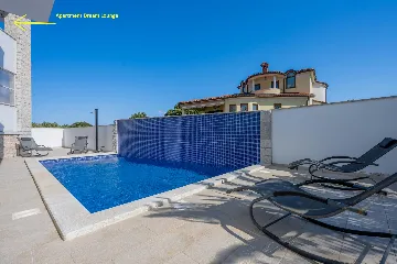 Apartment in Pula (Štinjan) with Sea View