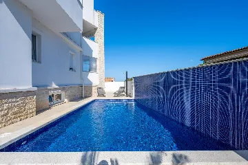 Apartment in Pula (Štinjan) with Sea View