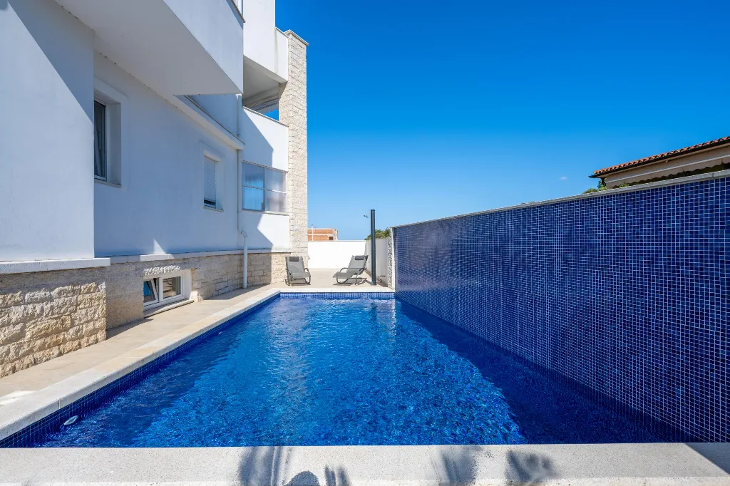 Apartment in Pula (Štinjan) with Sea View