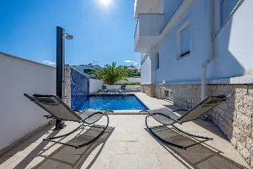 Apartment in Pula (Štinjan) with Sea View