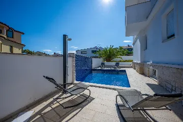 Apartment in Pula (Štinjan) with Sea View