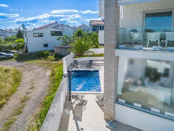 Apartment in Pula (Štinjan) with Sea View