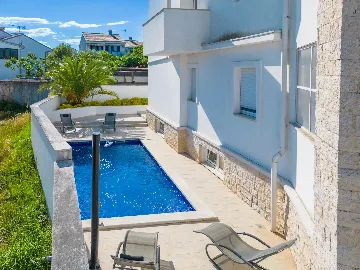 Apartment in Pula (Štinjan) with Sea View