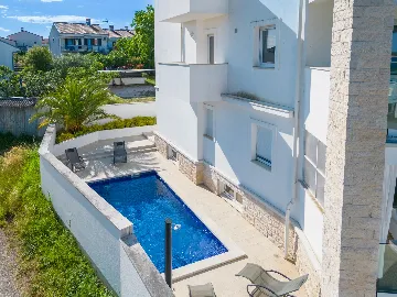 Apartment in Pula (Štinjan) with Sea View