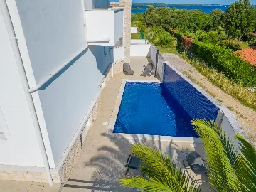 Apartment in Pula (Štinjan) with Sea View