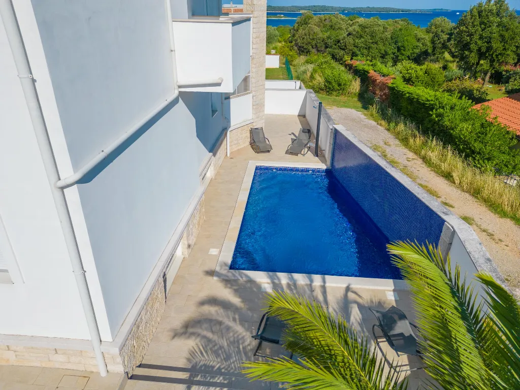 Apartment in Pula (Štinjan) with Sea View