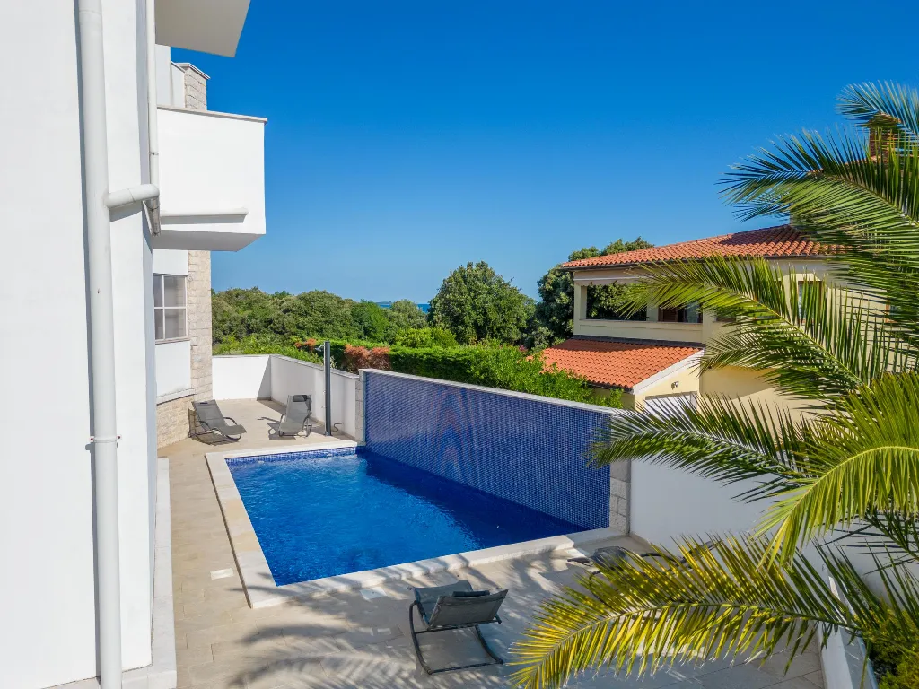 Apartment in Pula (Štinjan) with Sea View
