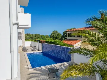 Apartment in Pula (Štinjan) with Sea View