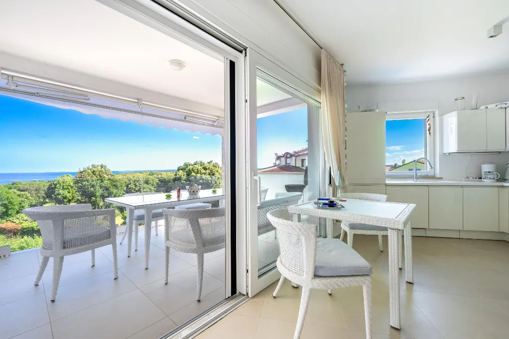Apartment in Pula (Štinjan) with Sea View