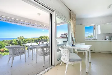 Apartment in Pula (Štinjan) with Sea View