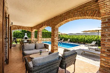 4-Bedroom Villa in Svetvinčenat for 8 Guests