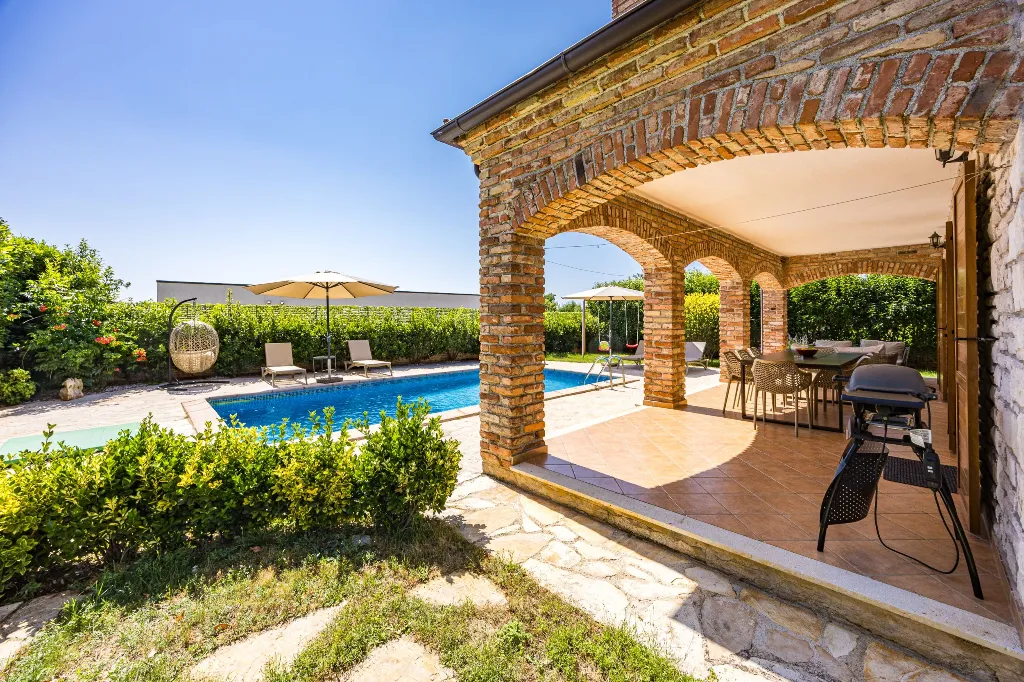 4-Bedroom Villa in Svetvinčenat for 8 Guests