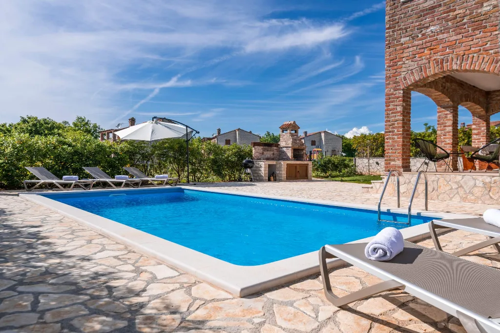 4-Bedroom Villa in Svetvinčenat with Private Pool