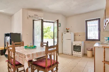 Valbandon Apartment for 4 Guests with Balcony