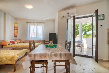 Valbandon Apartment for 4 Guests with Balcony