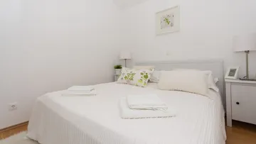 Okrug Gornji Sea View Apartment for 4 Guests