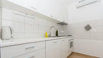 Okrug Gornji Sea View Apartment for 4 Guests