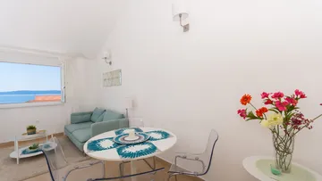 Okrug Gornji Sea View Apartment for 4 Guests