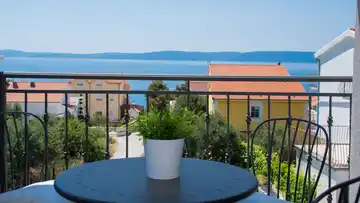 Okrug Gornji Sea View Apartment for 4 Guests