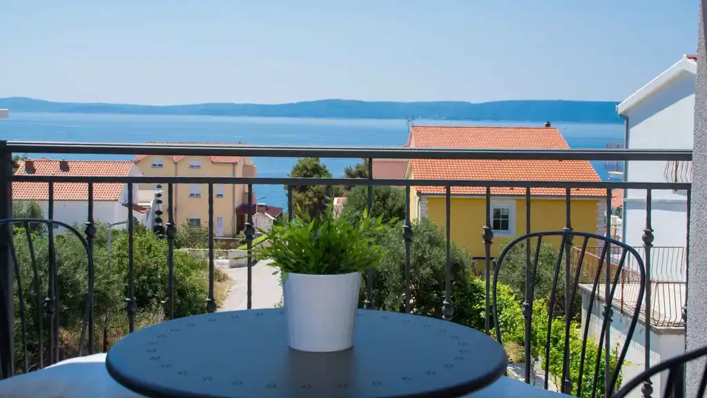 Okrug Gornji Sea View Apartment for 4 Guests